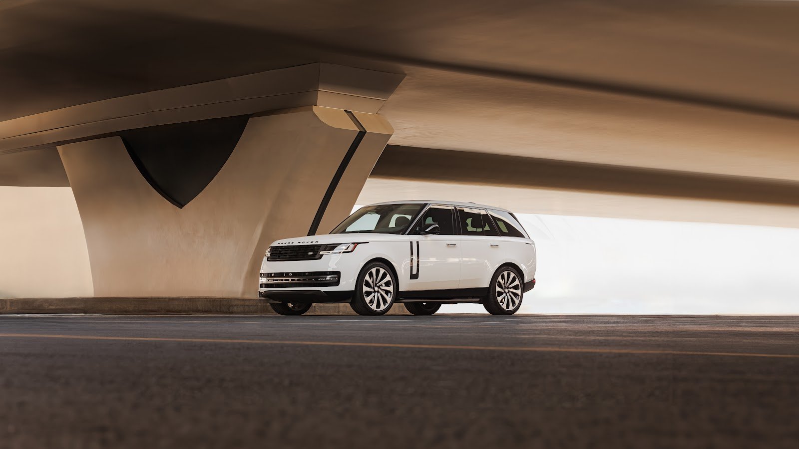Rent Land Rover Range Rover HSE P530 Vogue in Dubai photo 2