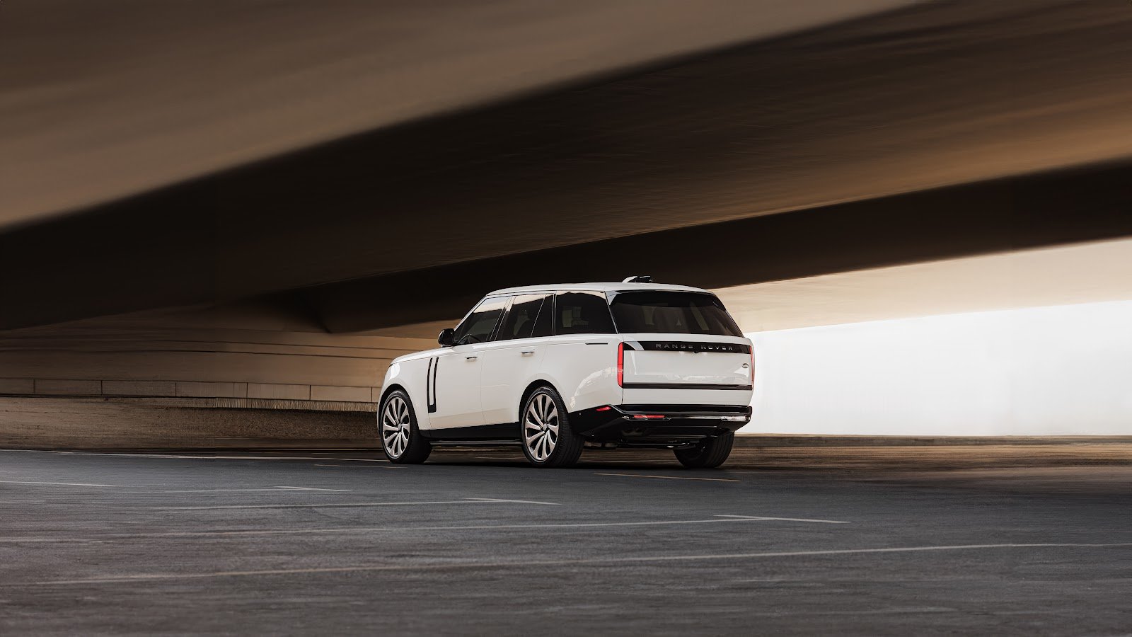 Rent Land Rover Range Rover HSE P530 Vogue in Dubai photo 3