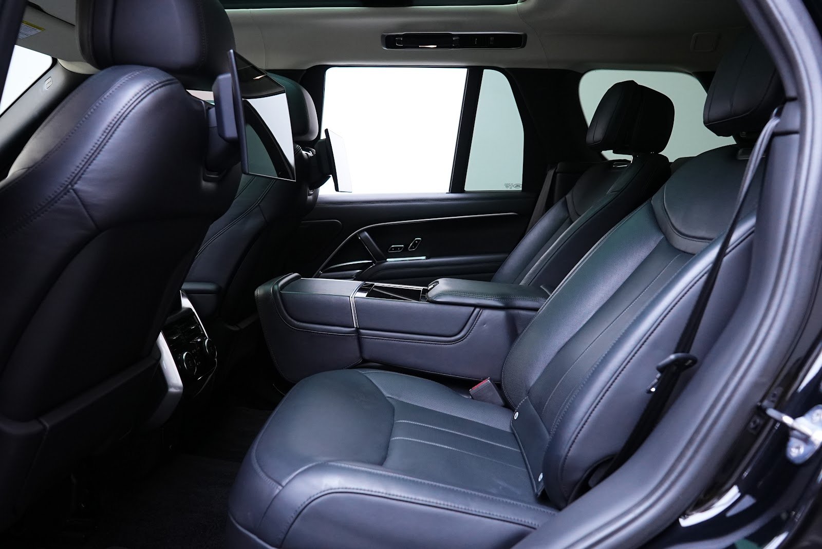 Rent Land Rover Range Rover HSE Vogue 1st in Dubai photo 11