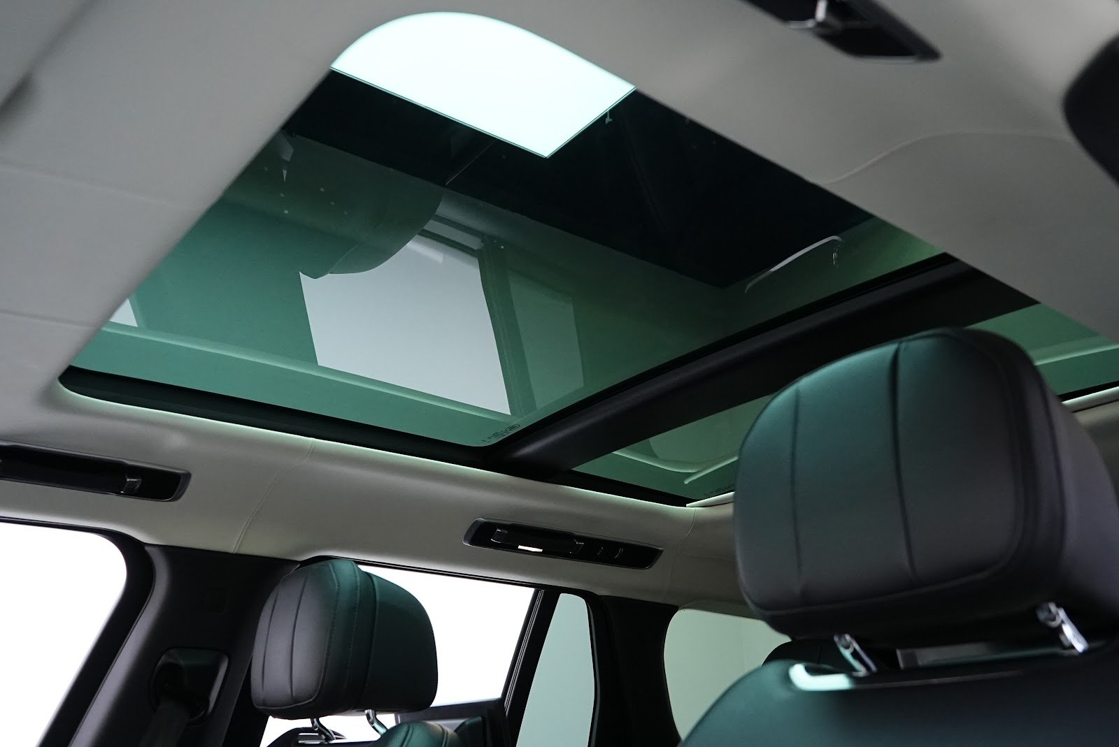 Rent Land Rover Range Rover HSE Vogue 1st in Dubai photo 9