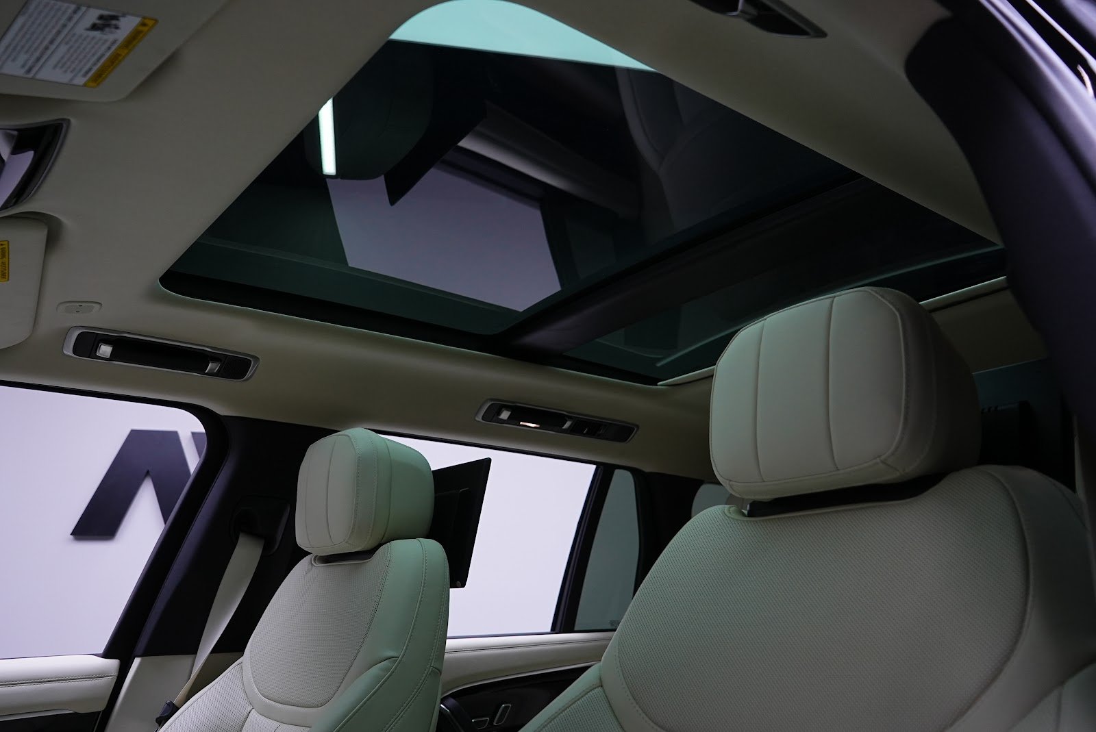 Rent Land Rover Range Rover Vogue Long in Dubai photo 12