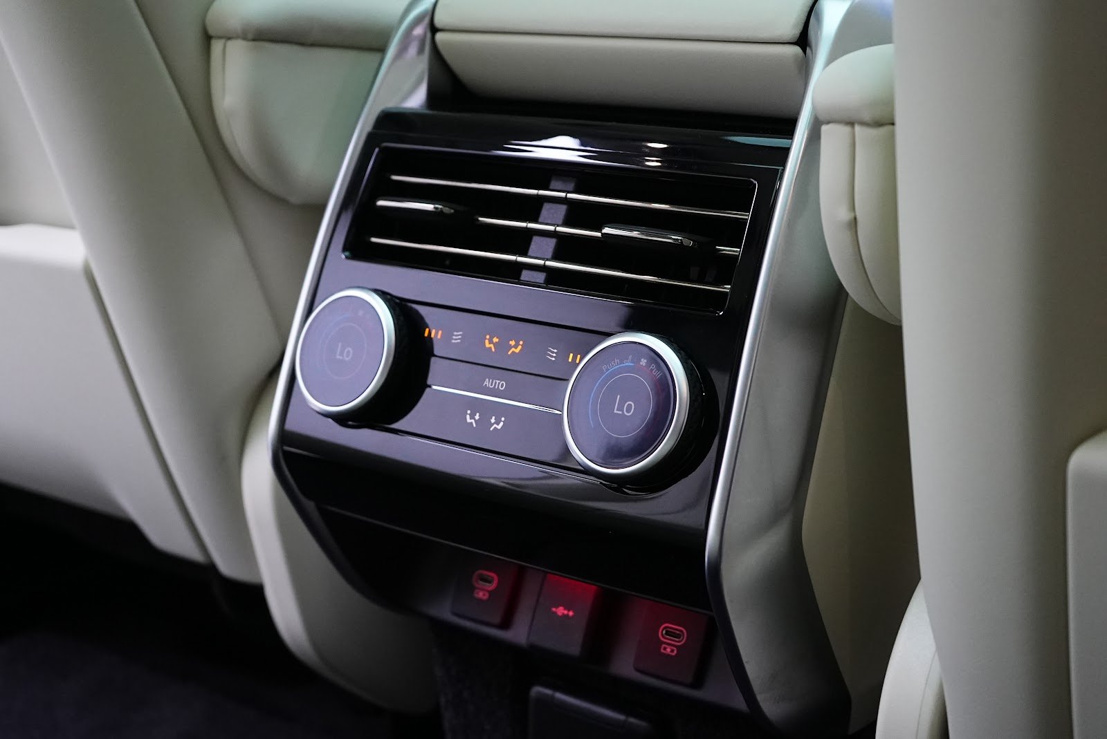 Rent Land Rover Range Rover Vogue Long in Dubai photo 3
