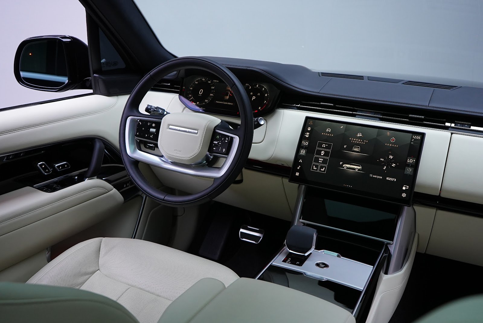 Rent Land Rover Range Rover Vogue Long in Dubai photo 4