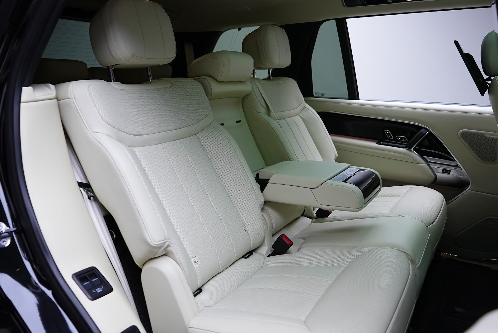 Rent Land Rover Range Rover Vogue Long in Dubai photo 5