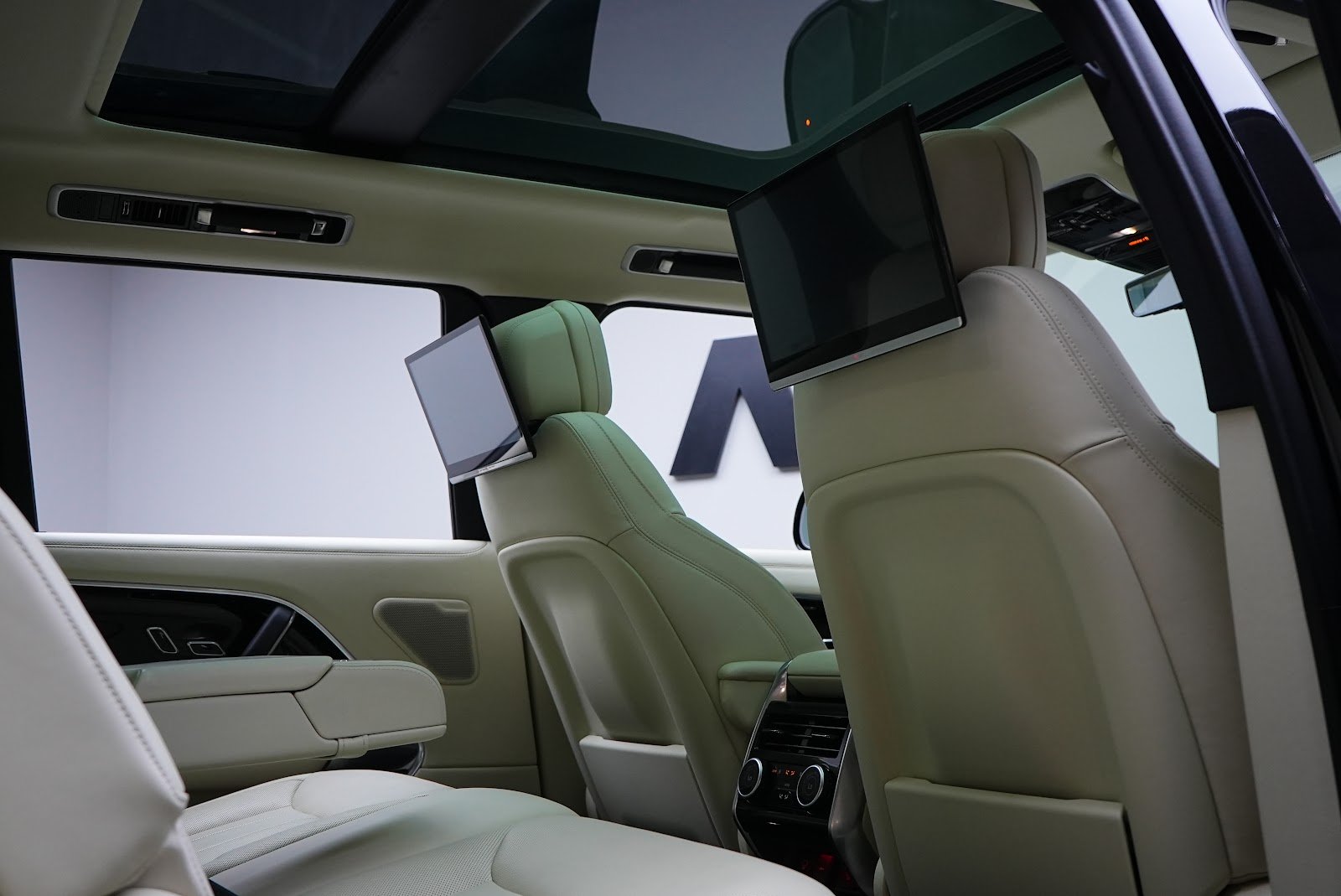 Rent Land Rover Range Rover Vogue Long in Dubai photo 6