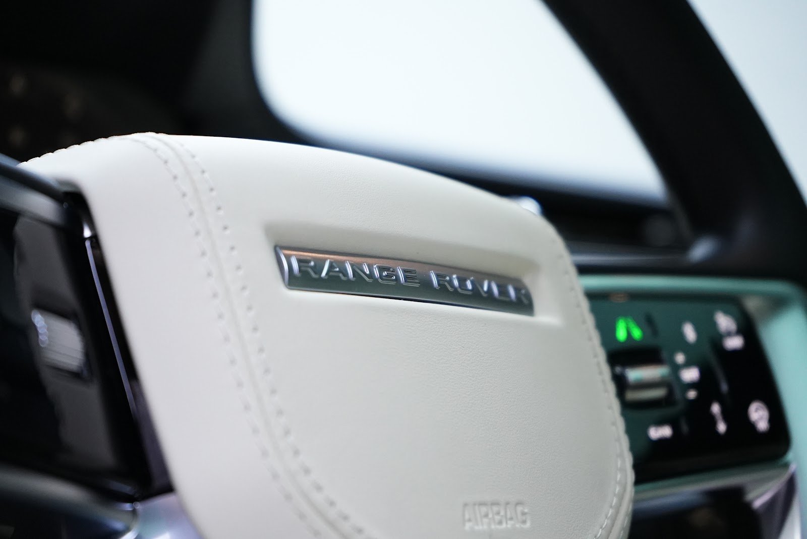 Rent Land Rover Range Rover Vogue Long in Dubai photo 8