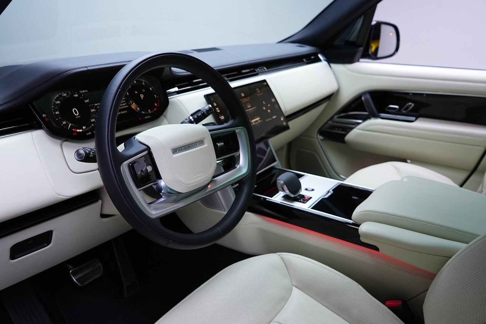 Rent Land Rover Range Rover Vogue Long in Dubai photo 9