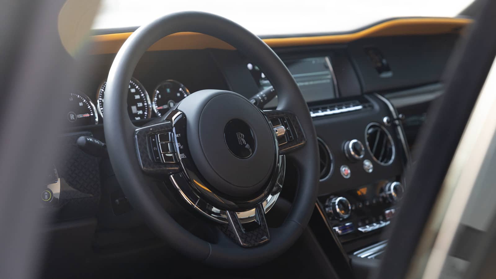Rent Rolls-Royce Cullinan in Dubai (Green) photo 6