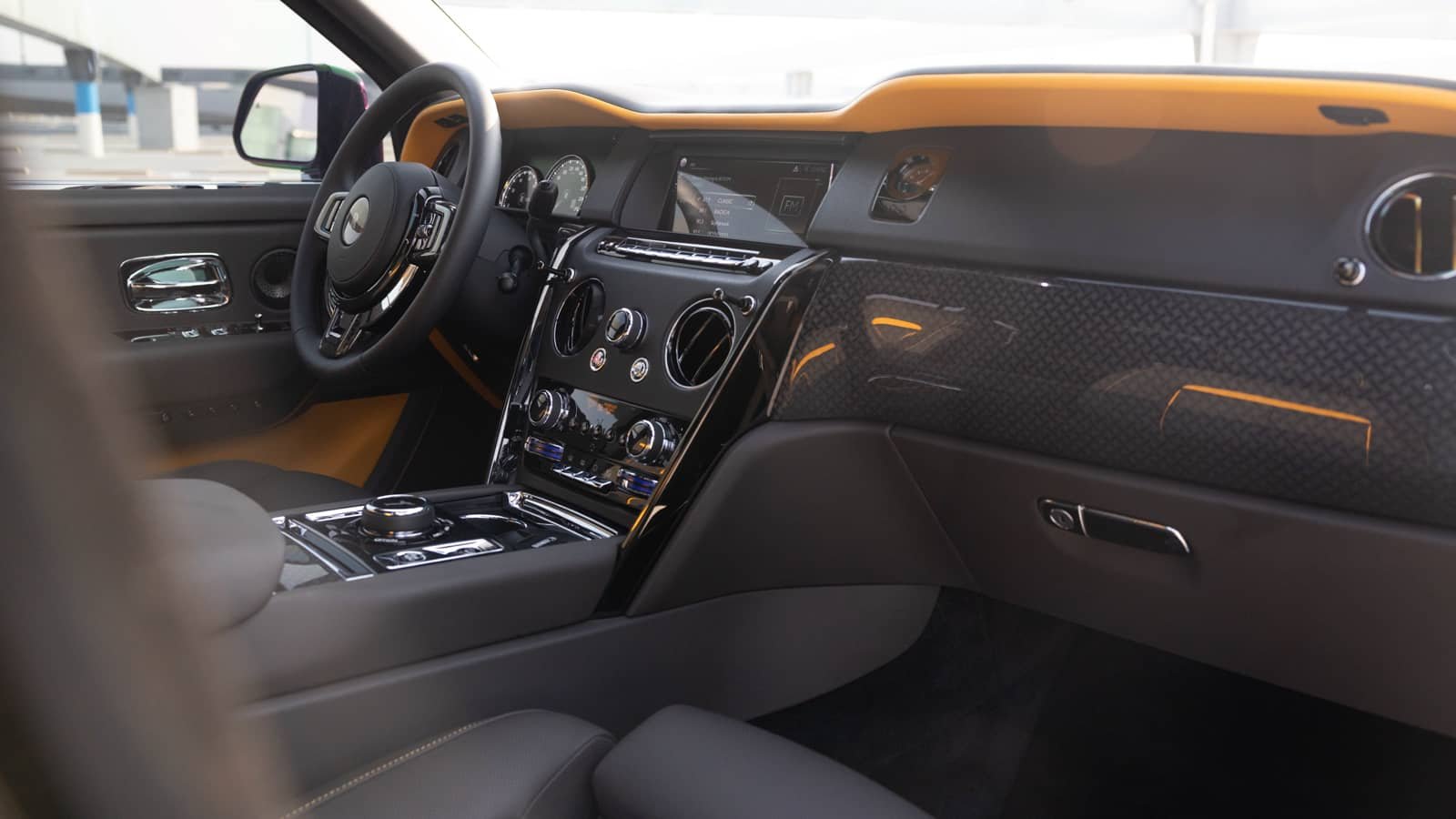 Rent Rolls-Royce Cullinan in Dubai (Green) photo 7