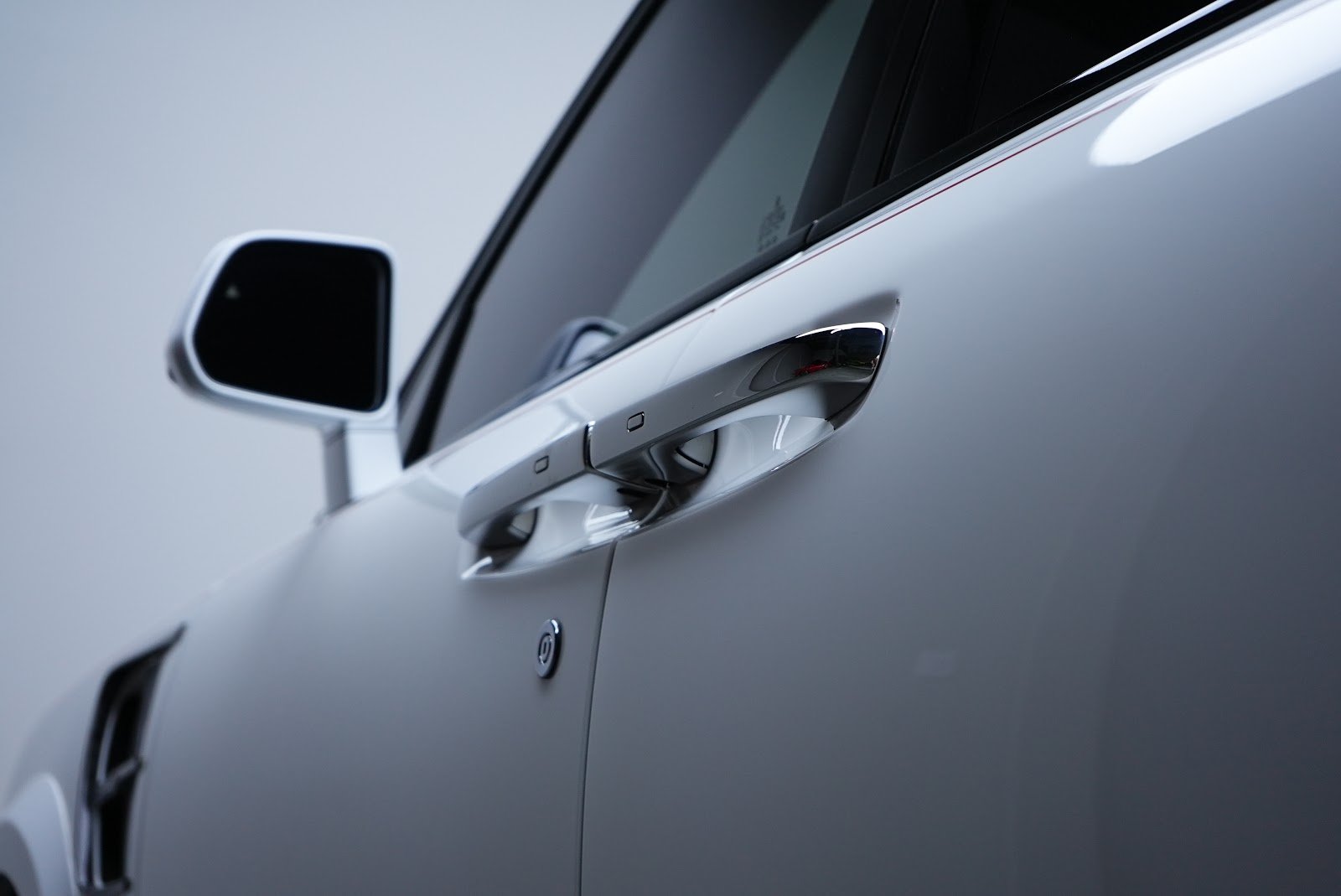 Rent Rolls-Royce Cullinan in Dubai (White) photo 11
