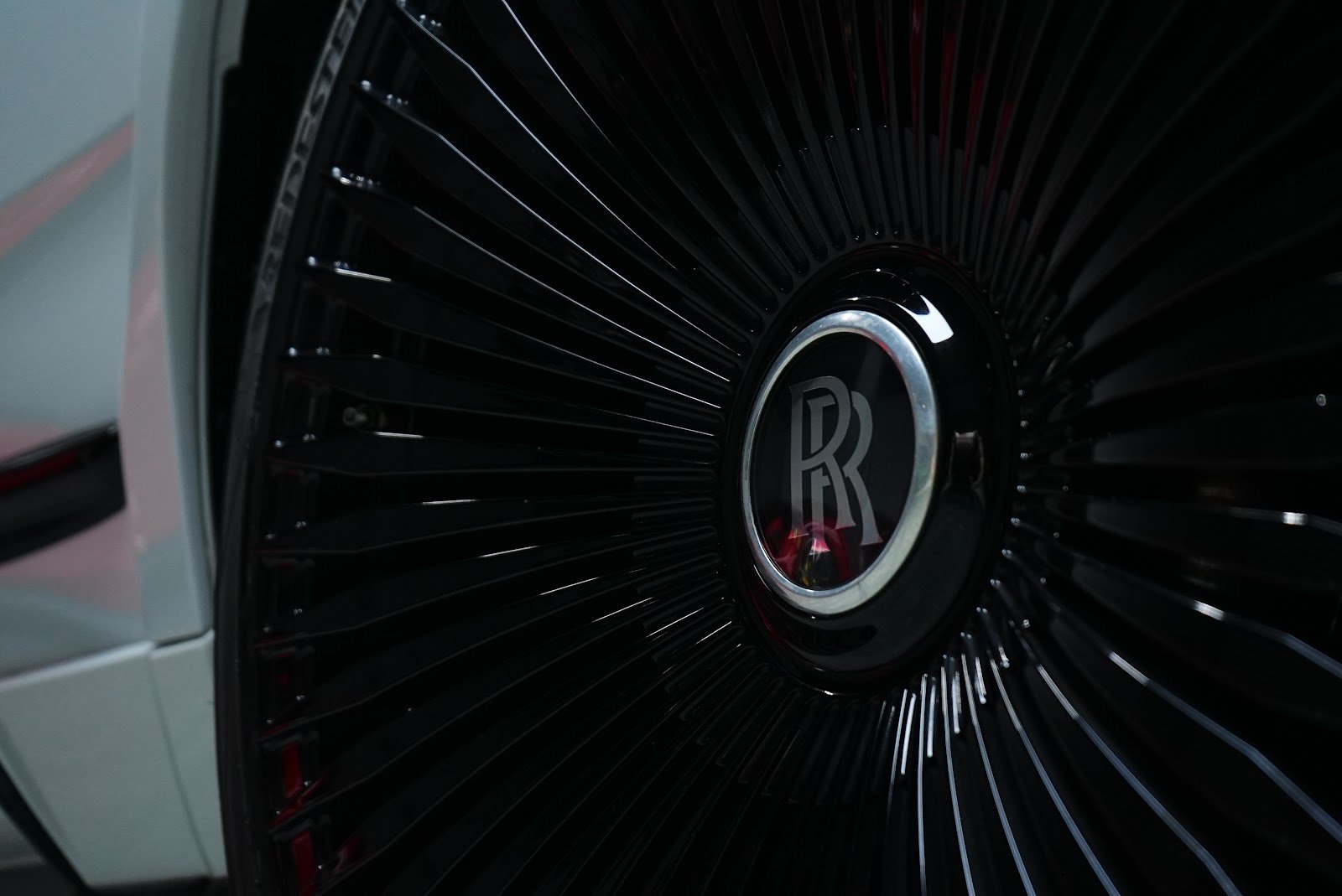 Rent Rolls-Royce Cullinan in Dubai (White) photo 12