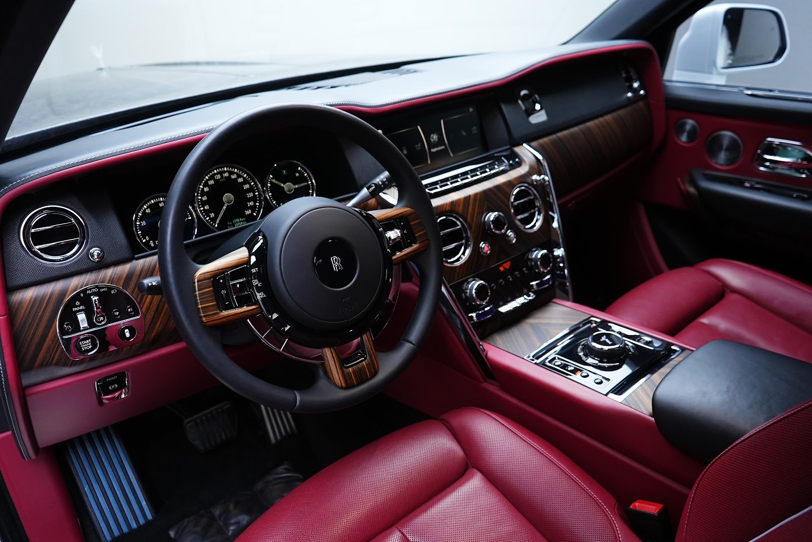Rent Rolls-Royce Cullinan in Dubai (White) photo 13