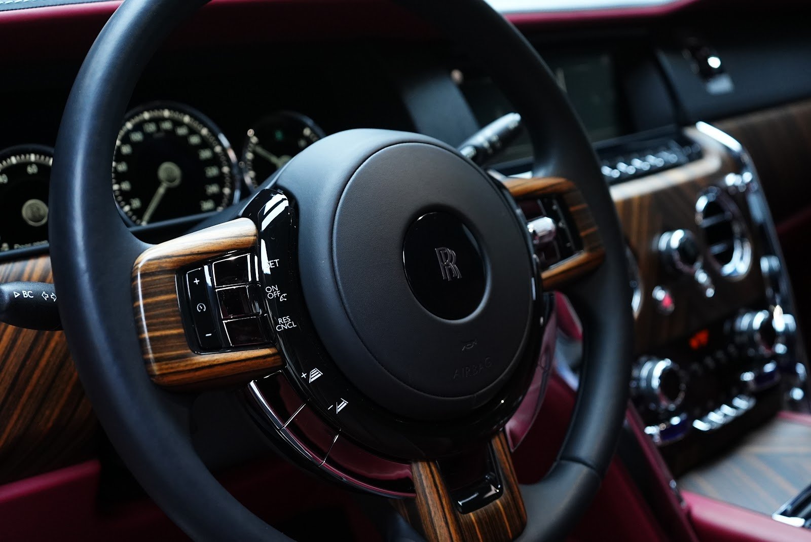 Rent Rolls-Royce Cullinan in Dubai (White) photo 14