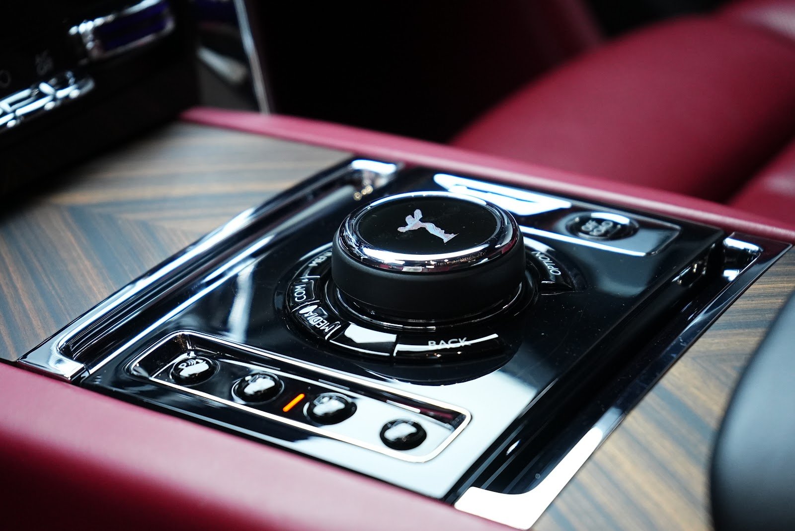 Rent Rolls-Royce Cullinan in Dubai (White) photo 15