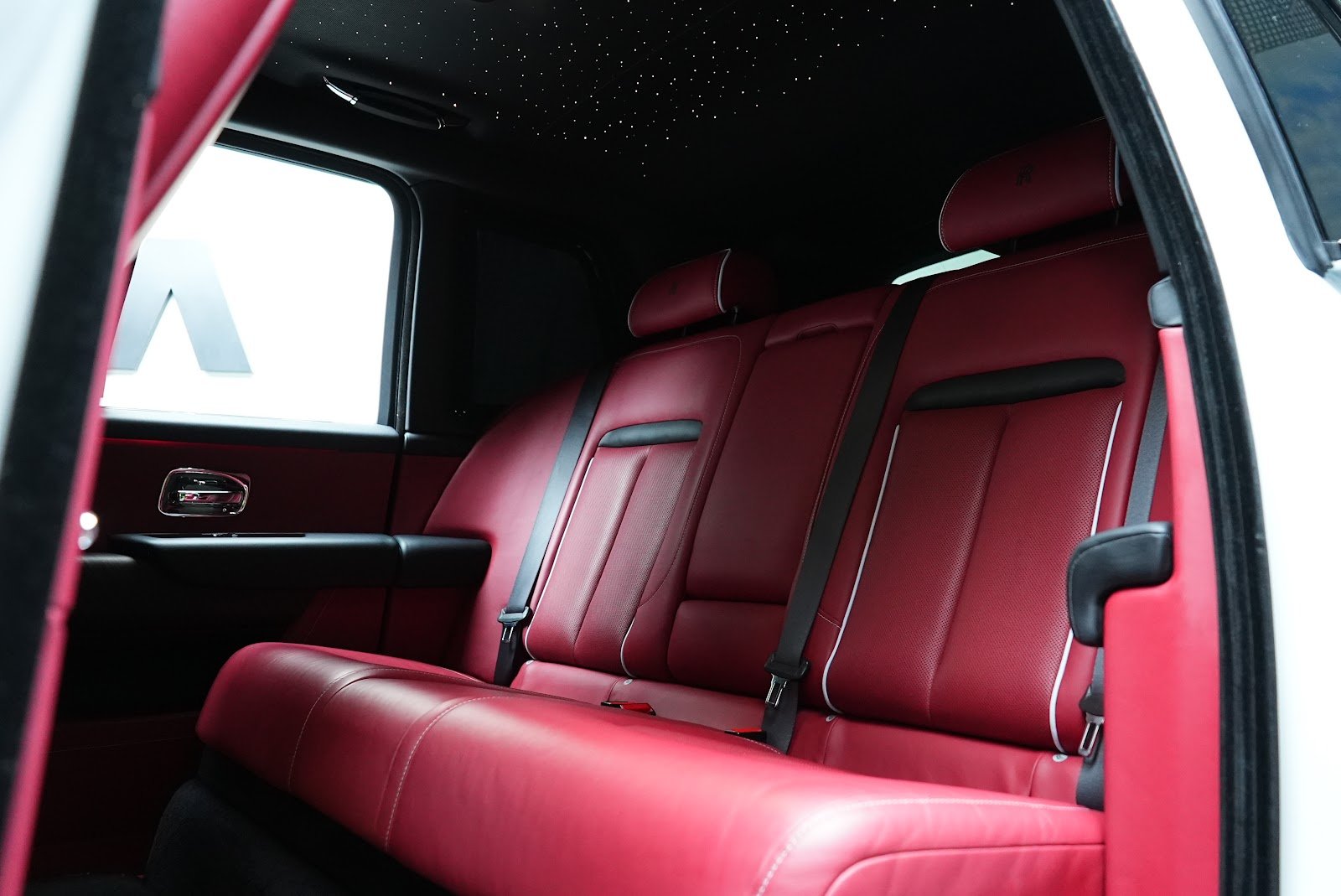 Rent Rolls-Royce Cullinan in Dubai (White) photo 18