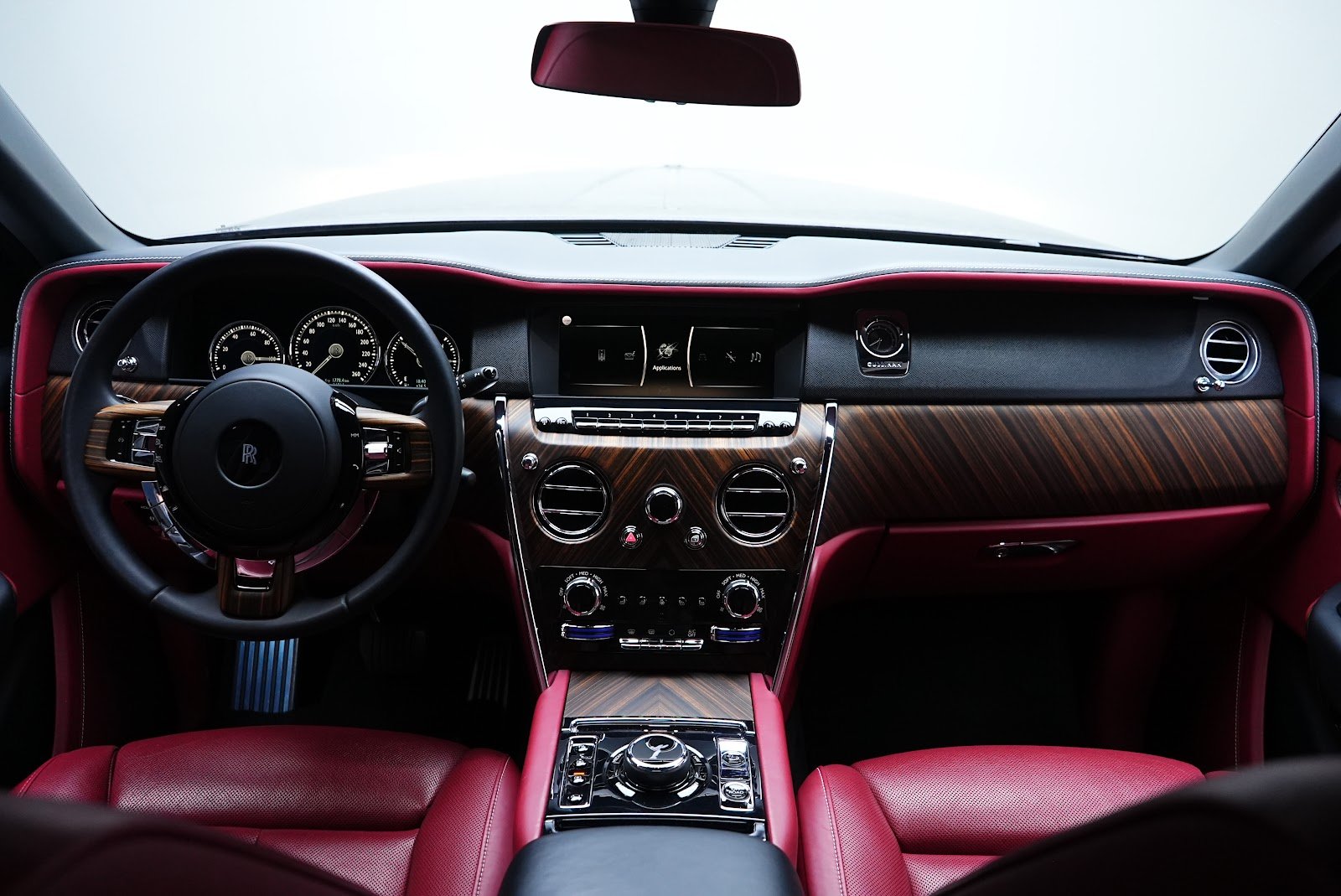 Rent Rolls-Royce Cullinan in Dubai (White) photo 19