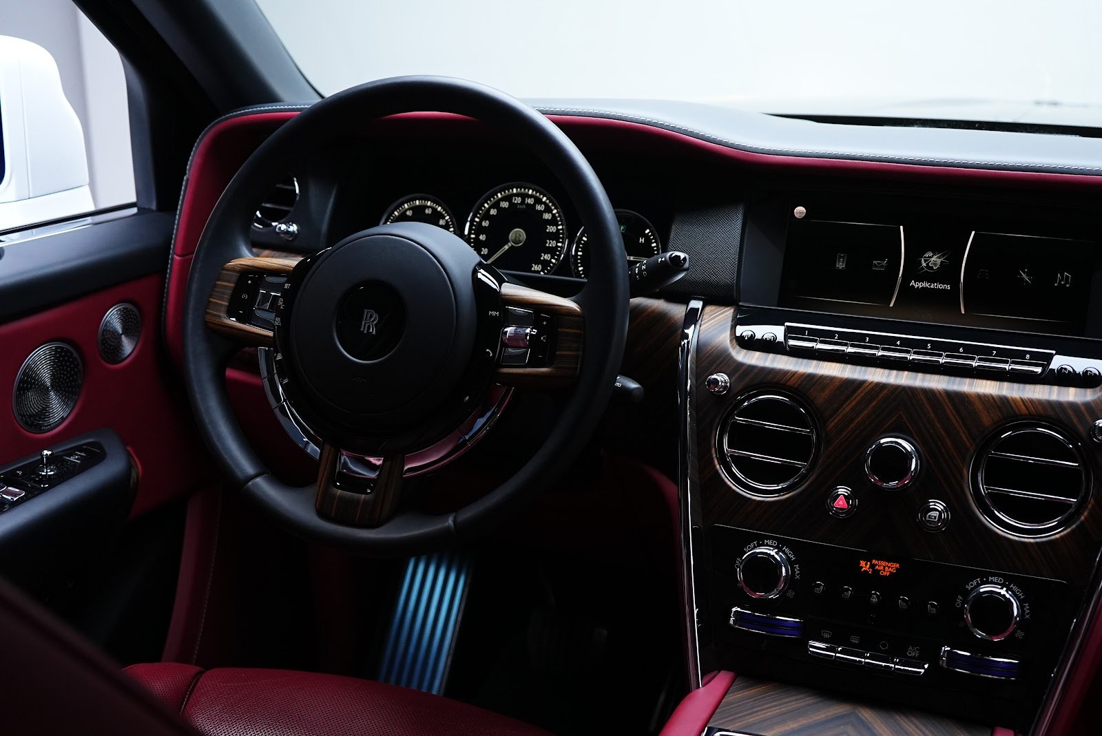 Rent Rolls-Royce Cullinan in Dubai (White) photo 20