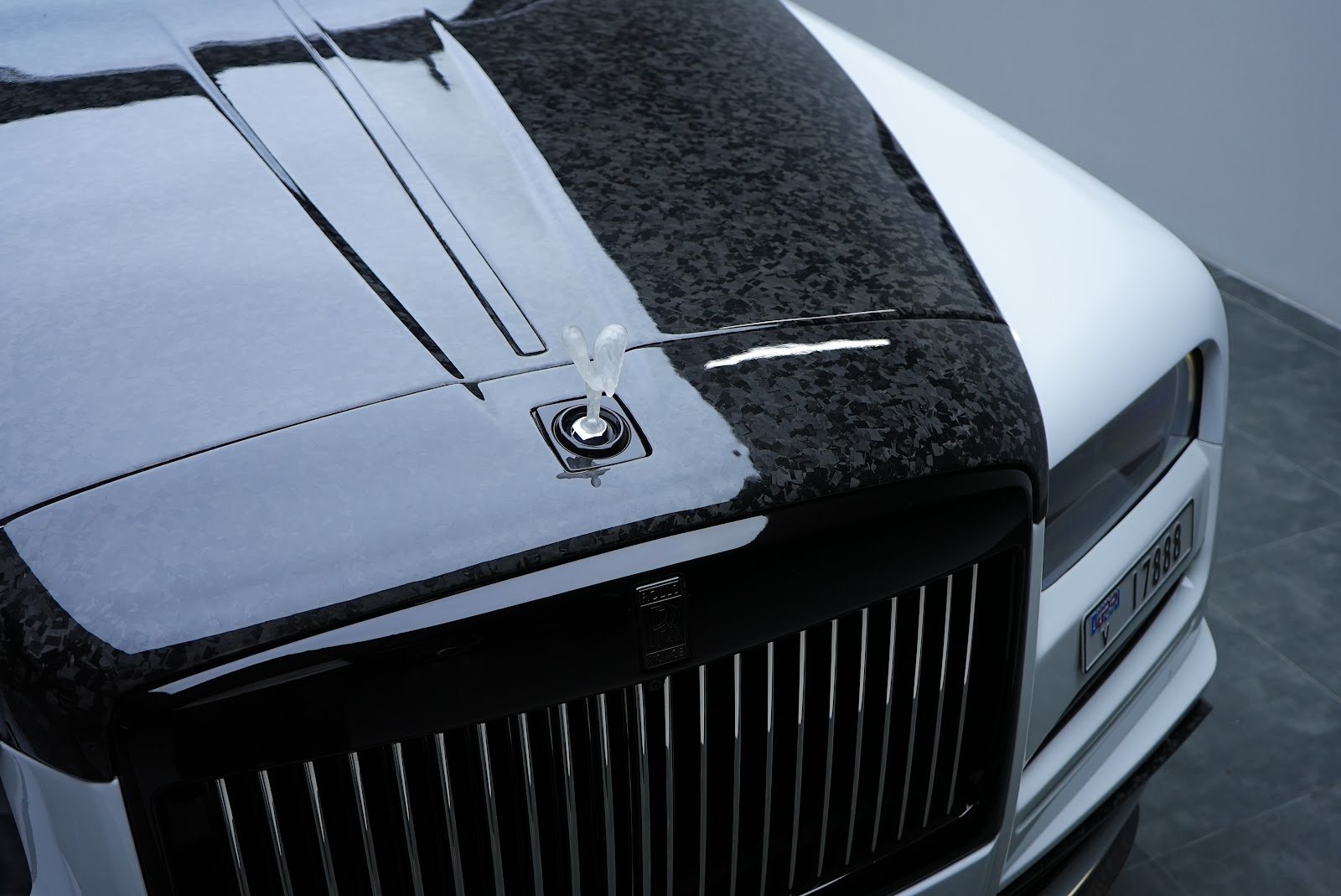 Rent Rolls-Royce Cullinan in Dubai (White) photo 2