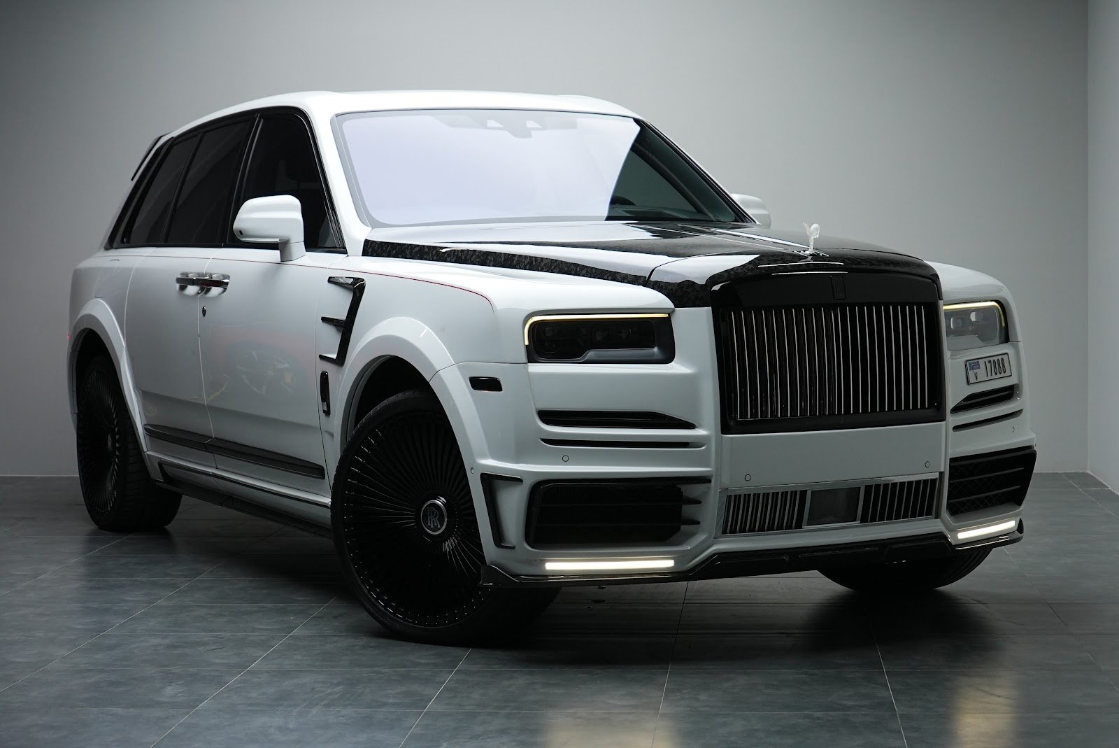 Rent Rolls-Royce Cullinan in Dubai (White) photo 21