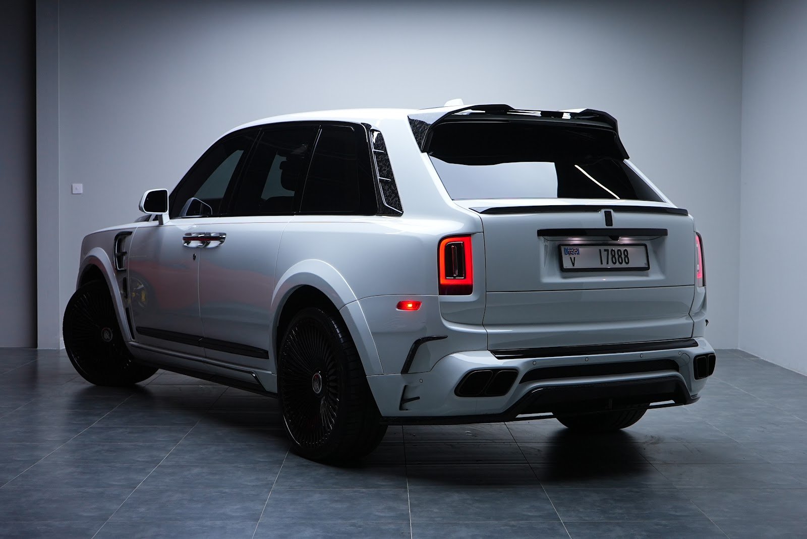 Rent Rolls-Royce Cullinan in Dubai (White) photo 22