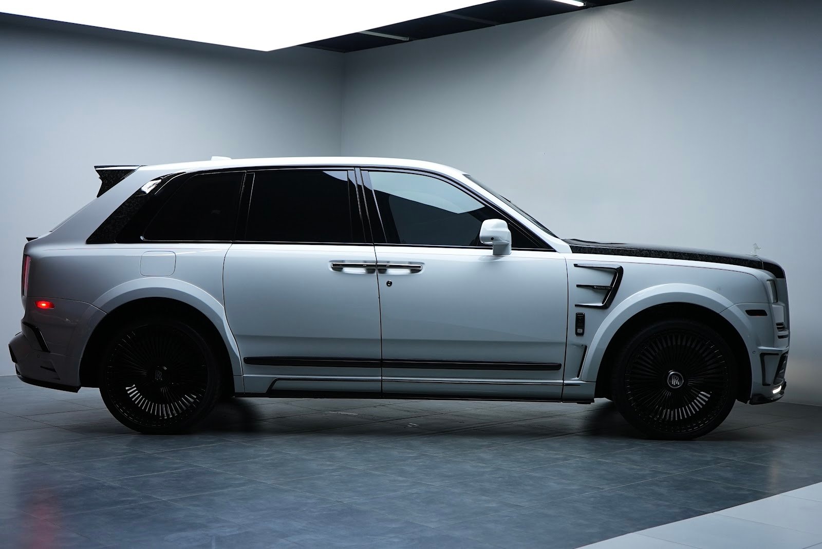Rent Rolls-Royce Cullinan in Dubai (White) photo 23