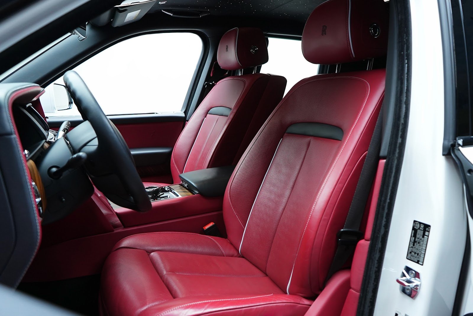Rent Rolls-Royce Cullinan in Dubai (White) photo 24