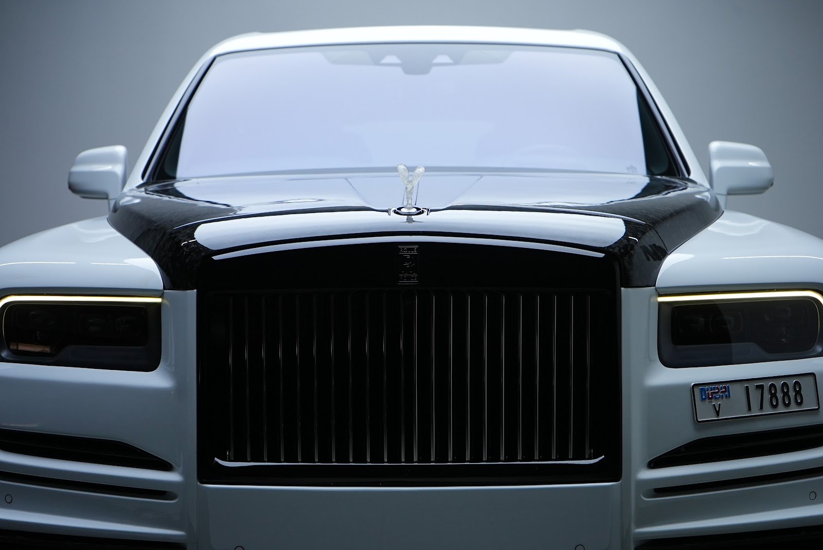 Rent Rolls-Royce Cullinan in Dubai (White) photo 3