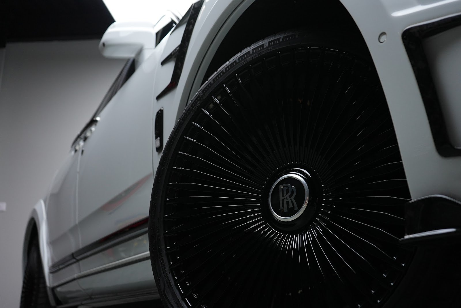Rent Rolls-Royce Cullinan in Dubai (White) photo 4