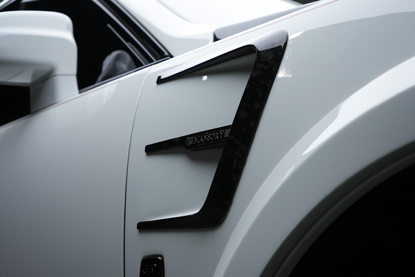 Rent Rolls-Royce Cullinan in Dubai (White) photo 5