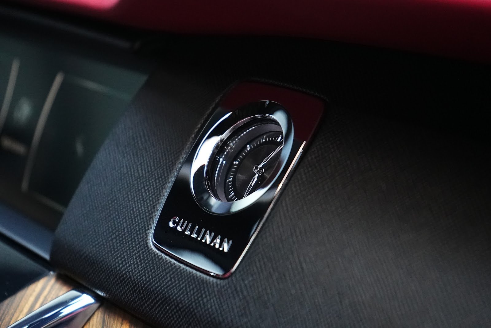 Rent Rolls-Royce Cullinan in Dubai (White) photo 6