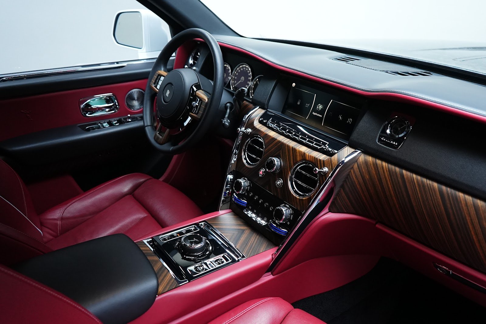 Rent Rolls-Royce Cullinan in Dubai (White) photo 7