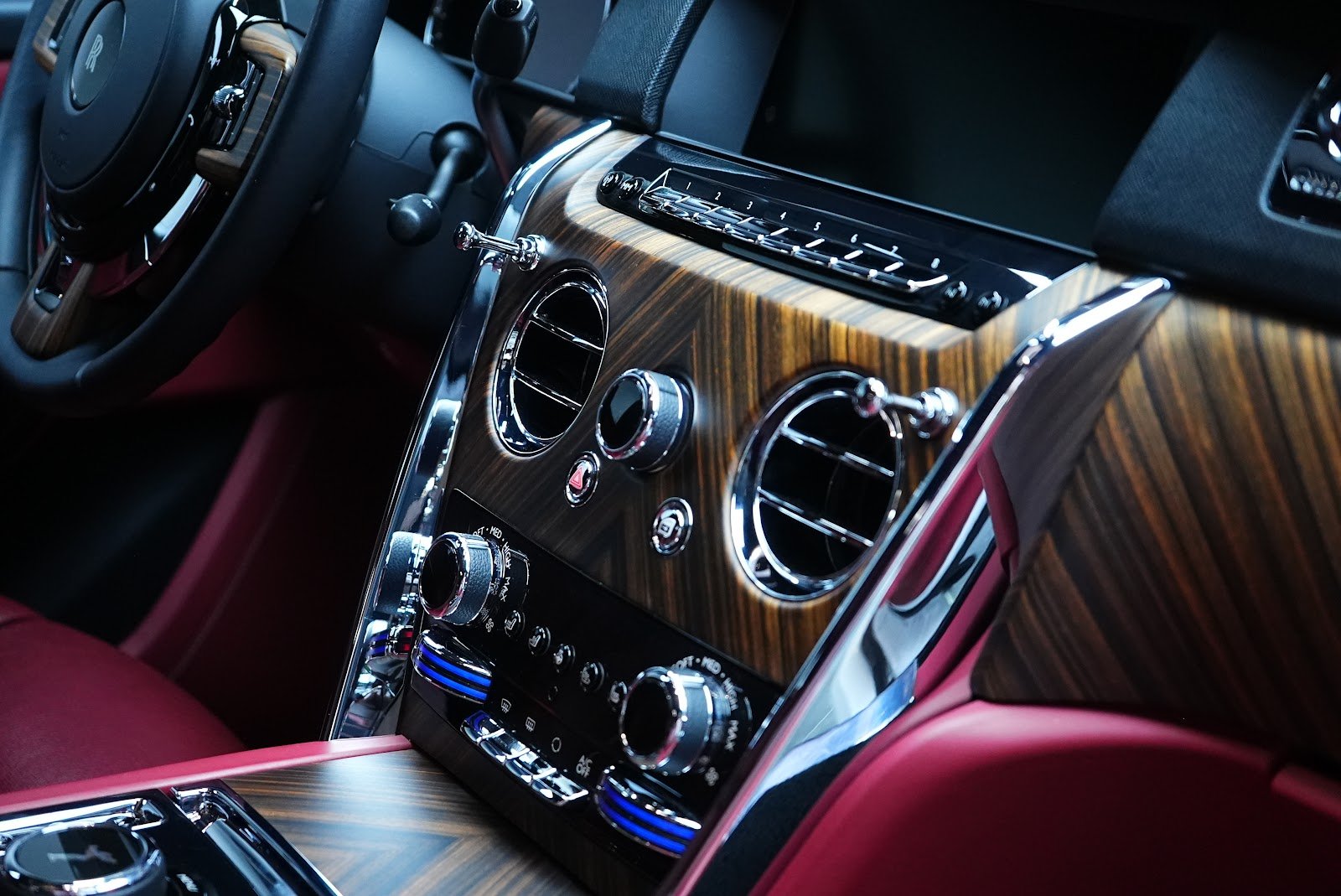 Rent Rolls-Royce Cullinan in Dubai (White) photo 8