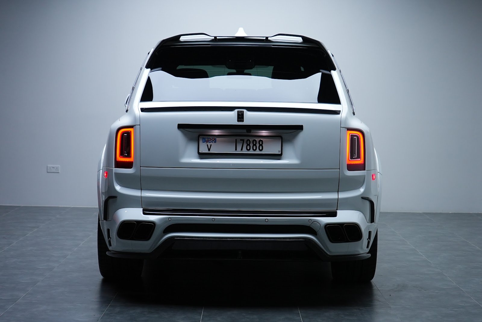 Rent Rolls-Royce Cullinan in Dubai (White) photo 9