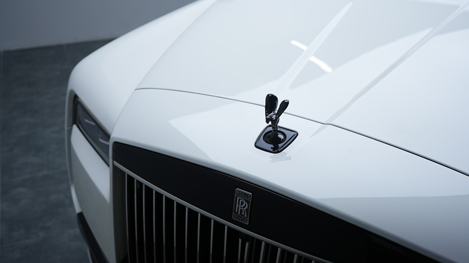 Rent 2025 Rolls-Royce Cullinan in Dubai (White) photo 14