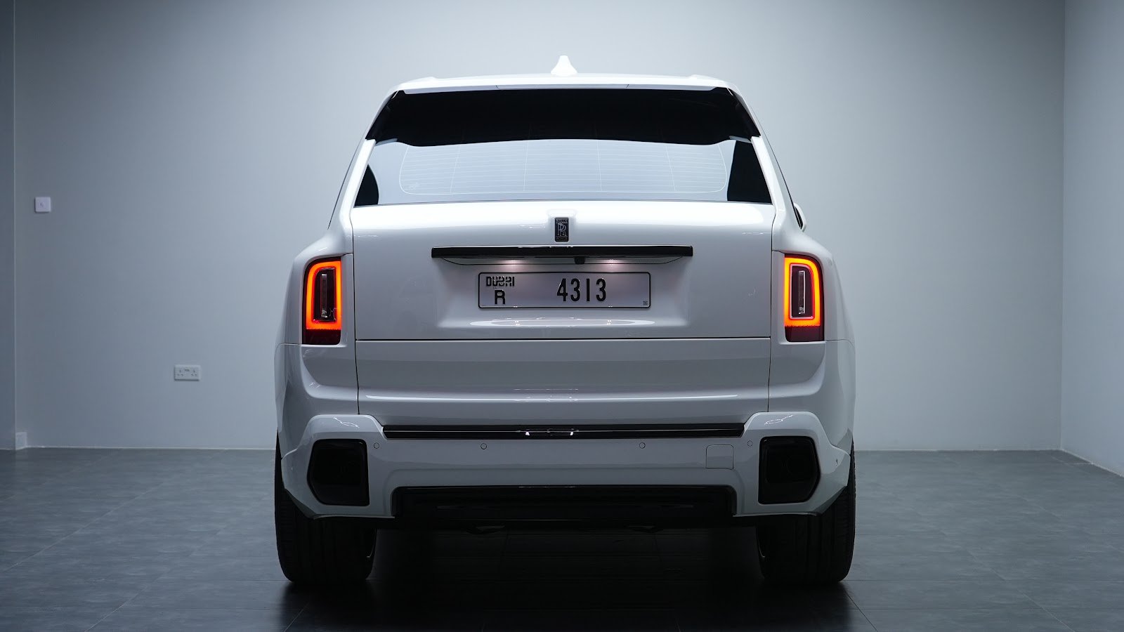 Rent 2025 Rolls-Royce Cullinan in Dubai (White) photo 15
