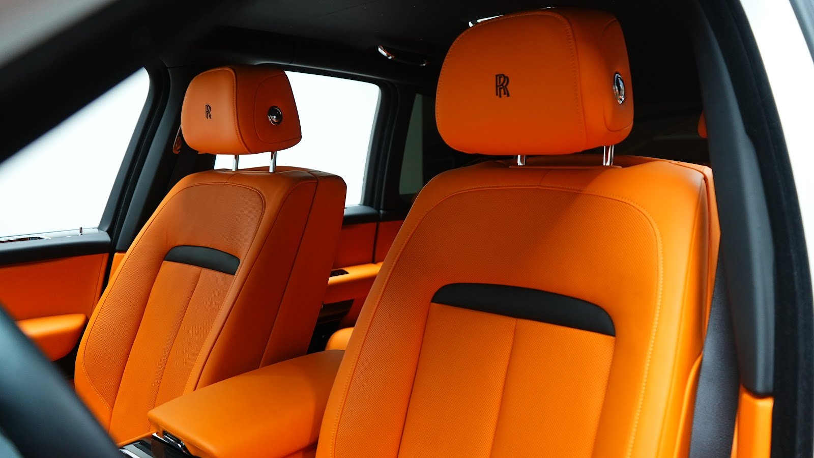 Rent 2025 Rolls-Royce Cullinan in Dubai (White) photo 16