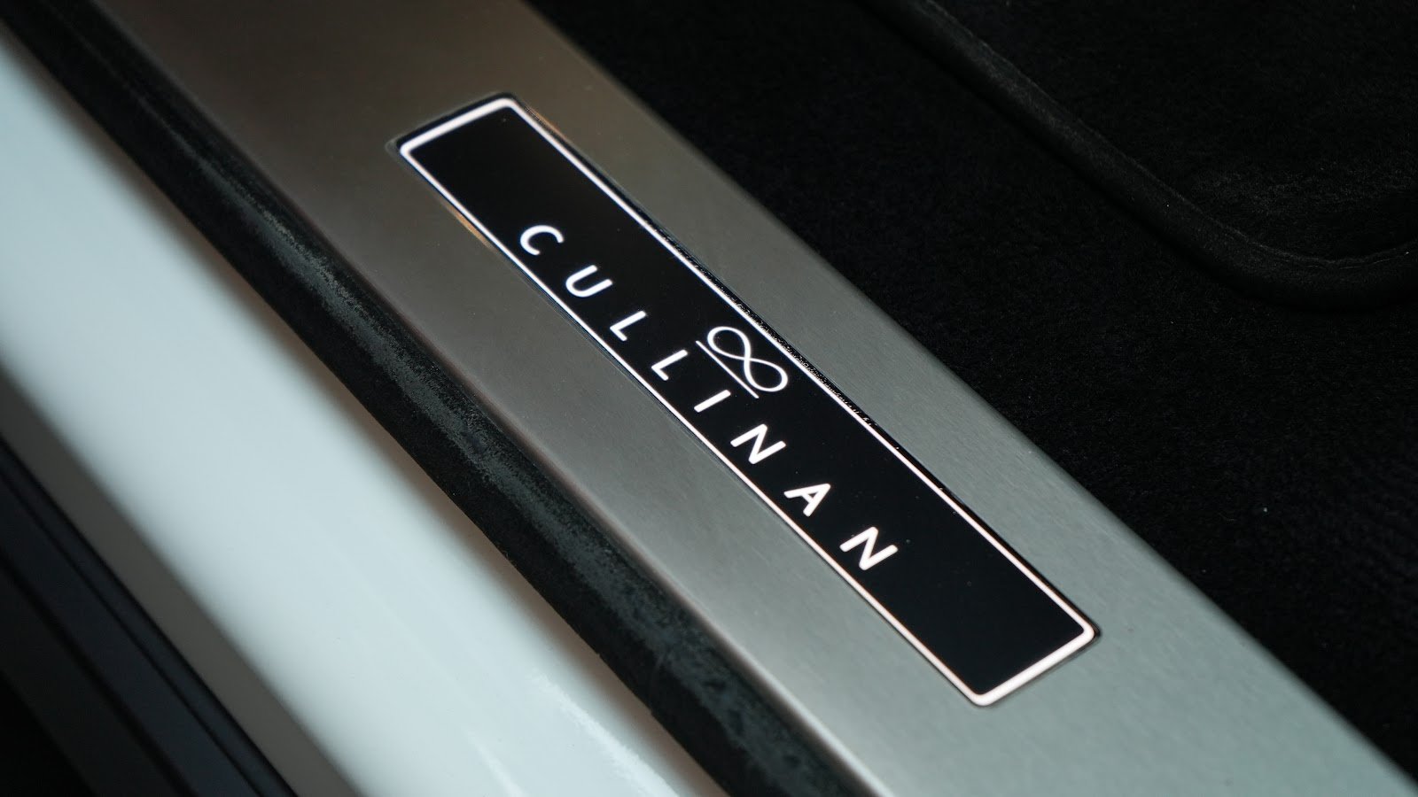 Rent 2025 Rolls-Royce Cullinan in Dubai (White) photo 17