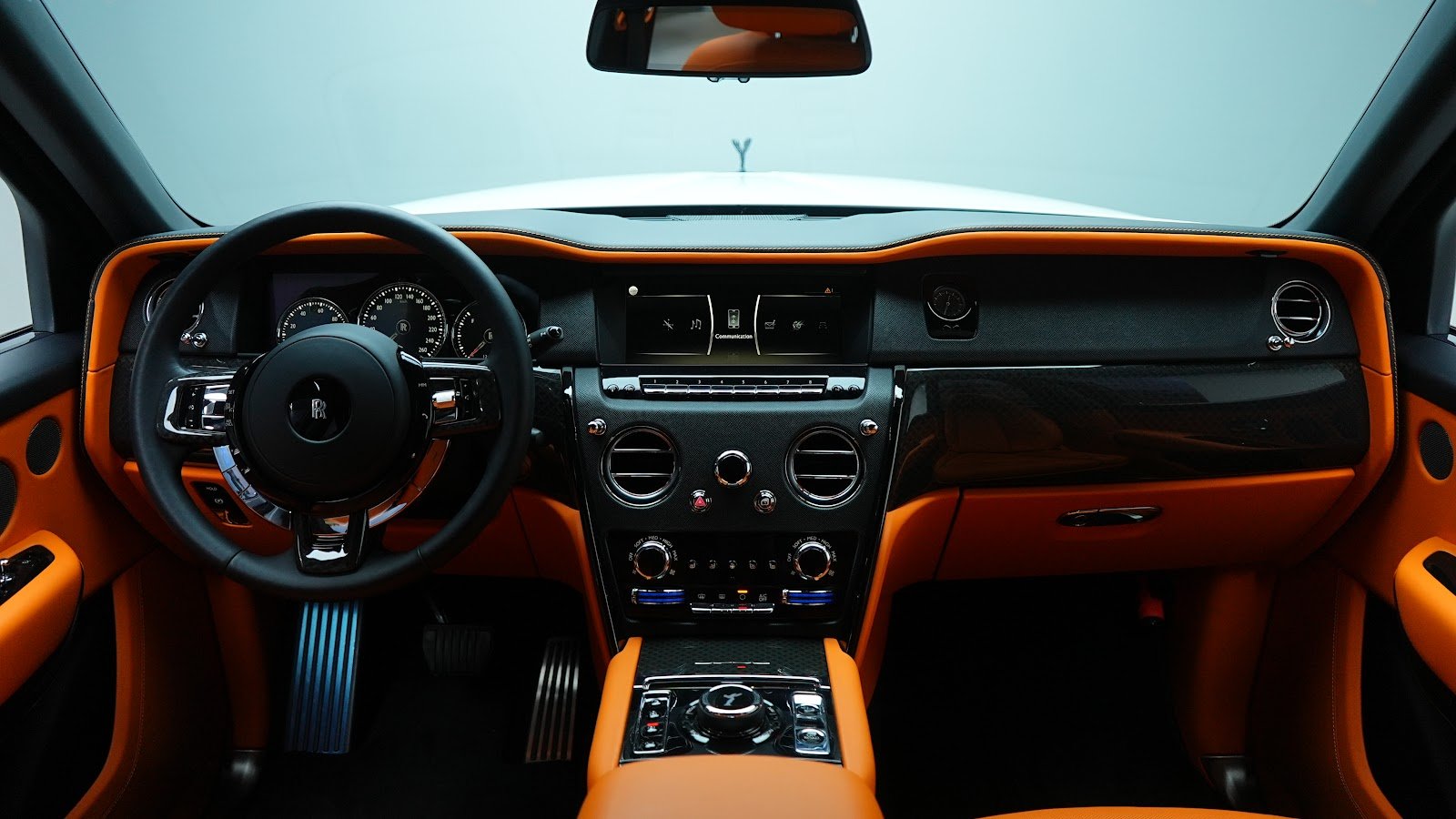 Rent 2025 Rolls-Royce Cullinan in Dubai (White) photo 18