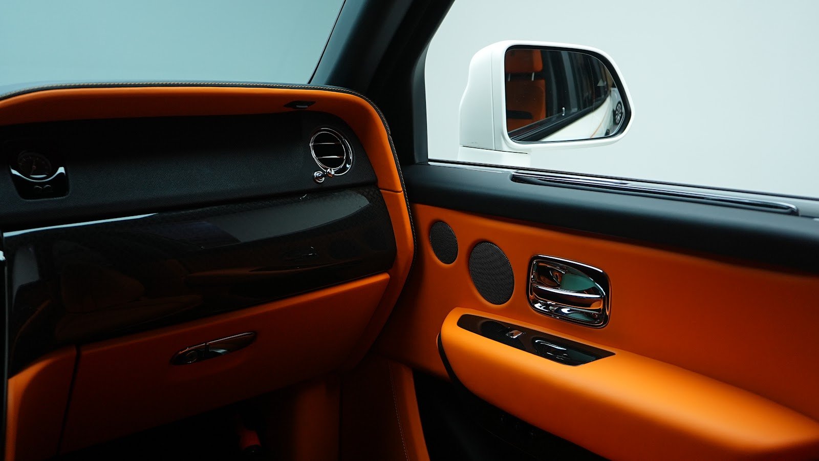 Rent 2025 Rolls-Royce Cullinan in Dubai (White) photo 19