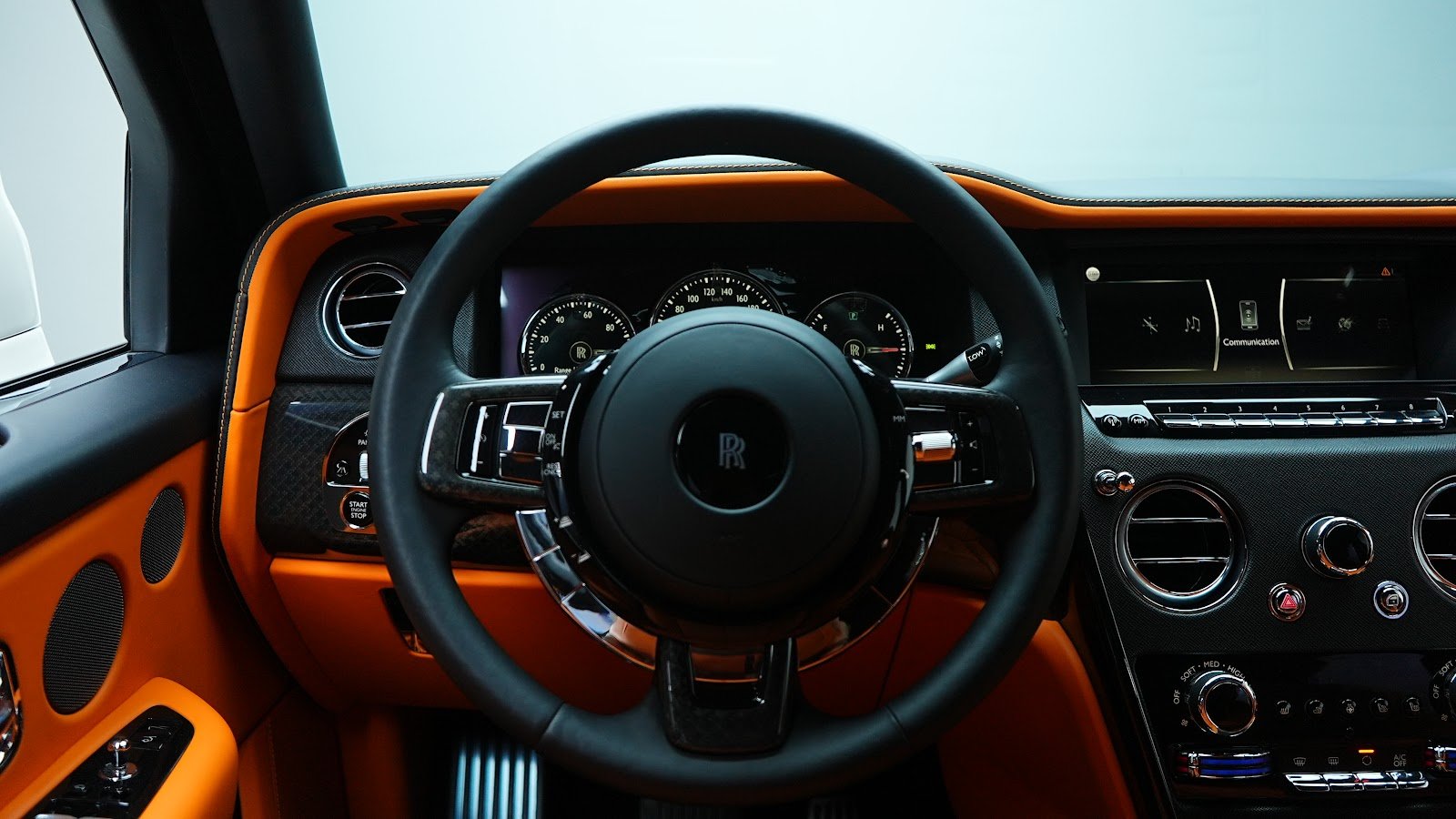 Rent 2025 Rolls-Royce Cullinan in Dubai (White) photo 20