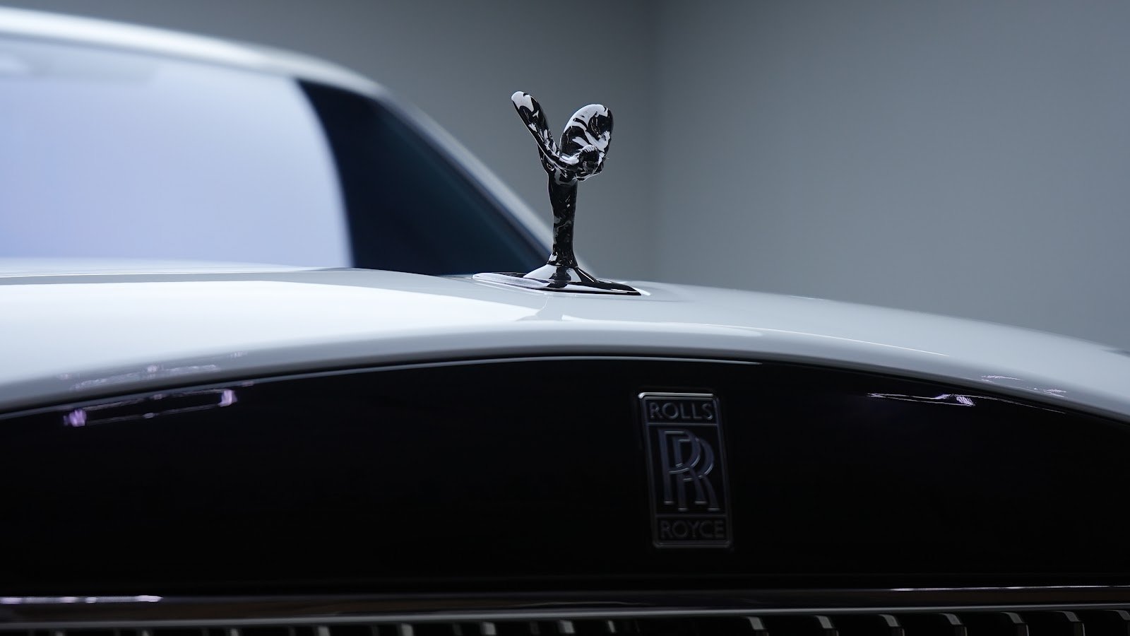 Rent 2025 Rolls-Royce Cullinan in Dubai (White) photo 2