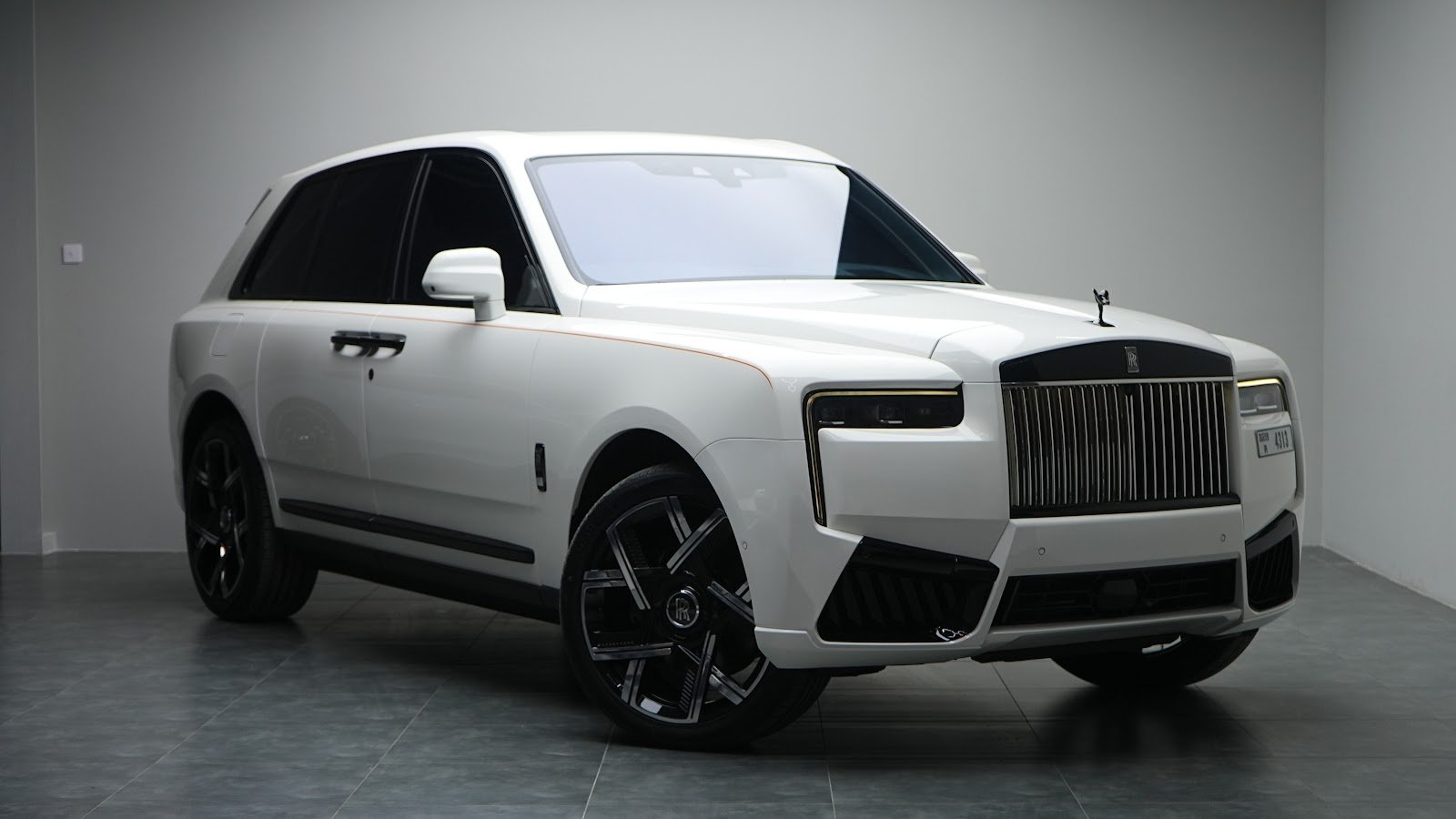 Rent 2025 Rolls-Royce Cullinan in Dubai (White) photo 21