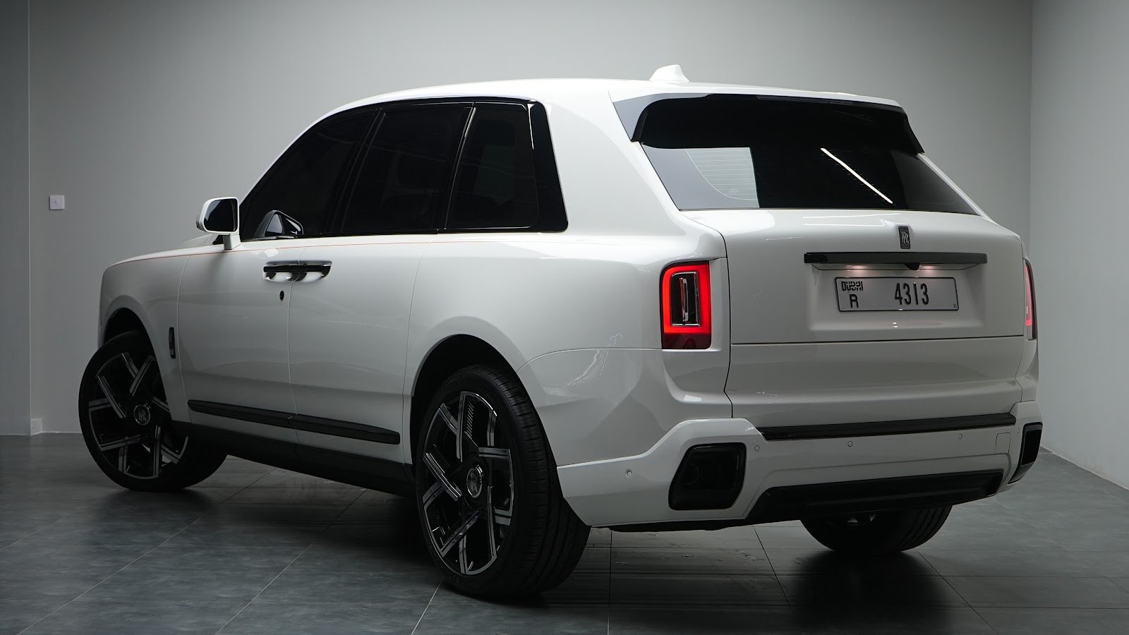 Rent 2025 Rolls-Royce Cullinan in Dubai (White) photo 22