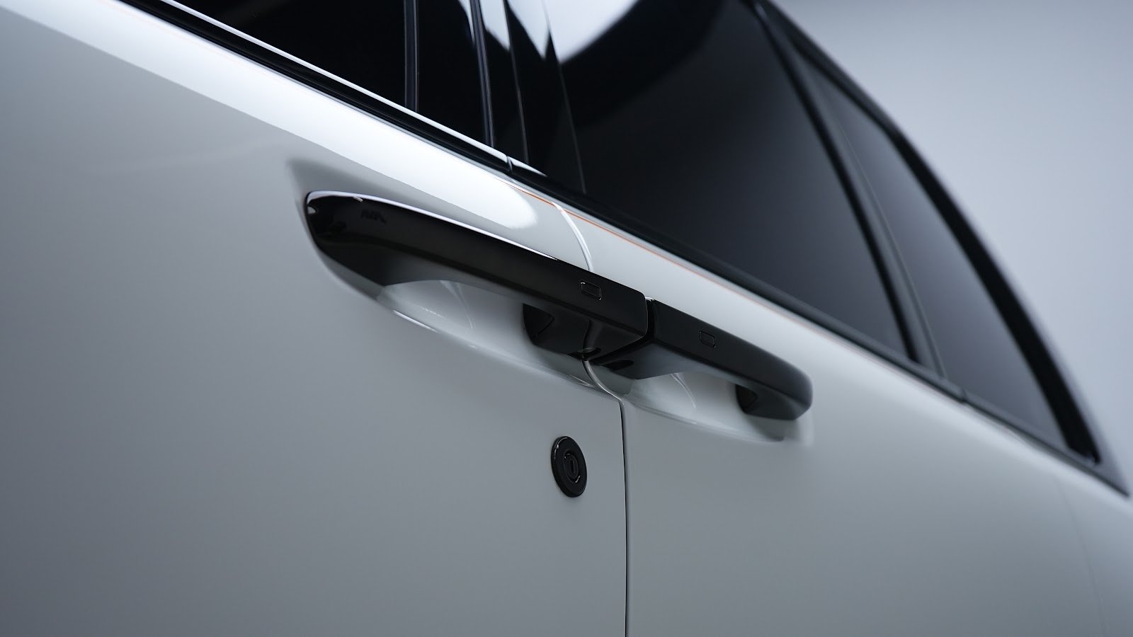 Rent 2025 Rolls-Royce Cullinan in Dubai (White) photo 4