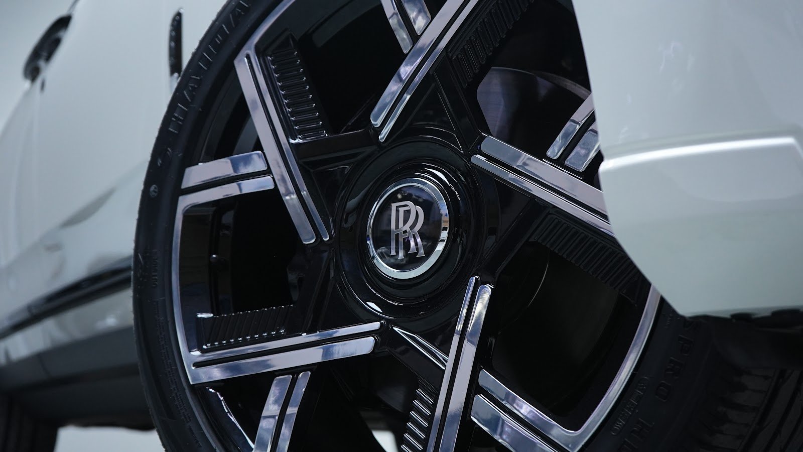 Rent 2025 Rolls-Royce Cullinan in Dubai (White) photo 5