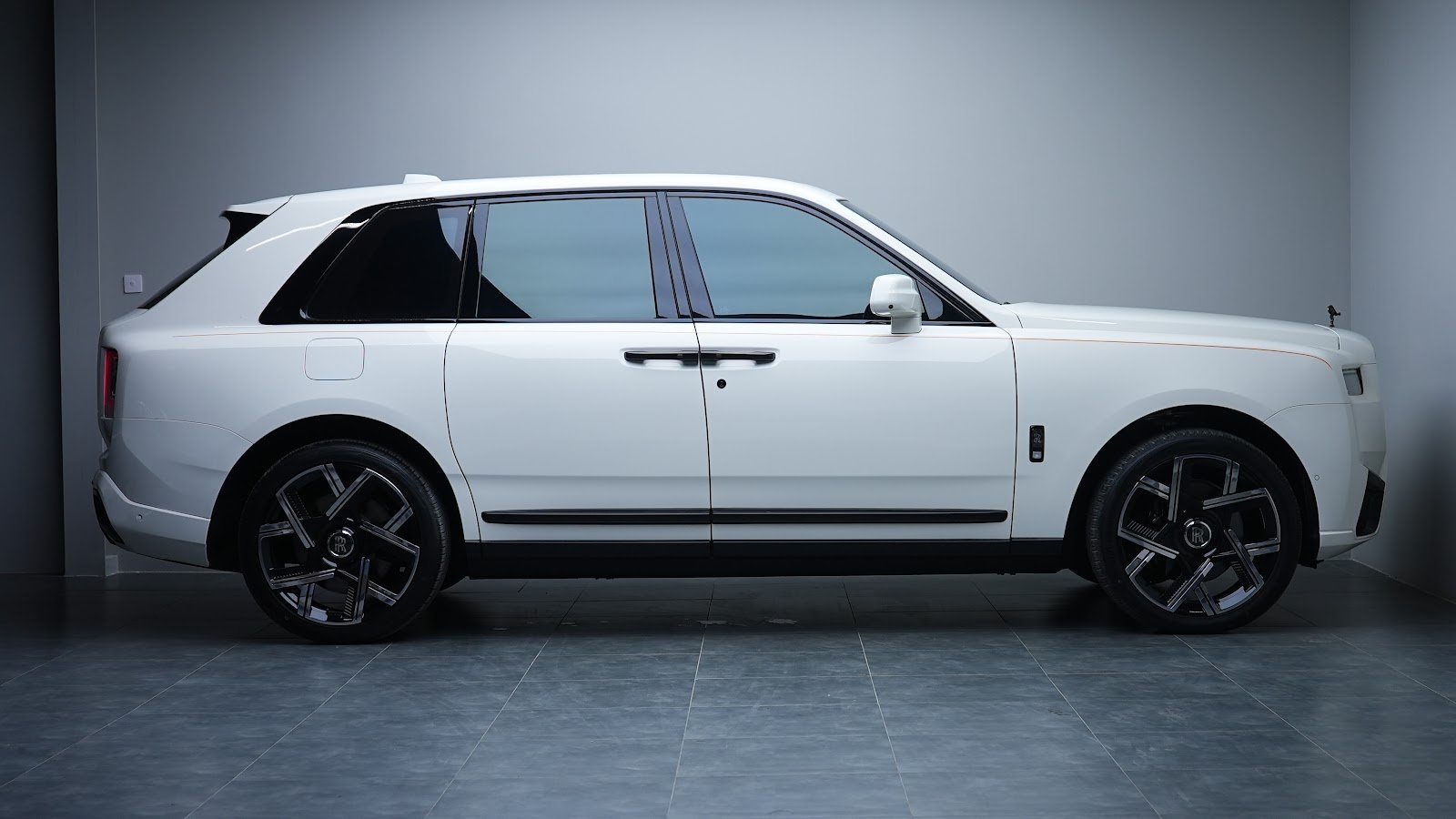 Rent 2025 Rolls-Royce Cullinan in Dubai (White) photo 6