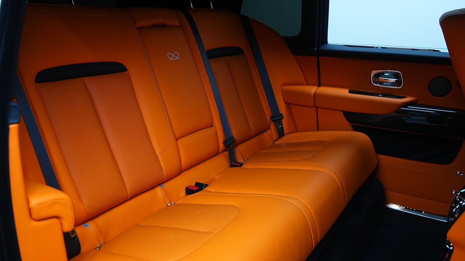 Rent 2025 Rolls-Royce Cullinan in Dubai (White) photo 7
