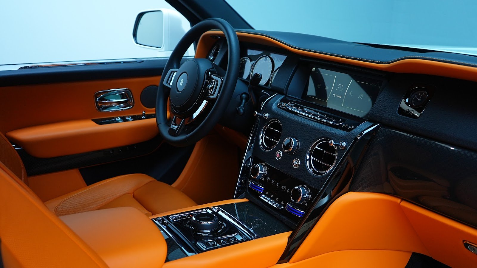 Rent 2025 Rolls-Royce Cullinan in Dubai (White) photo 9