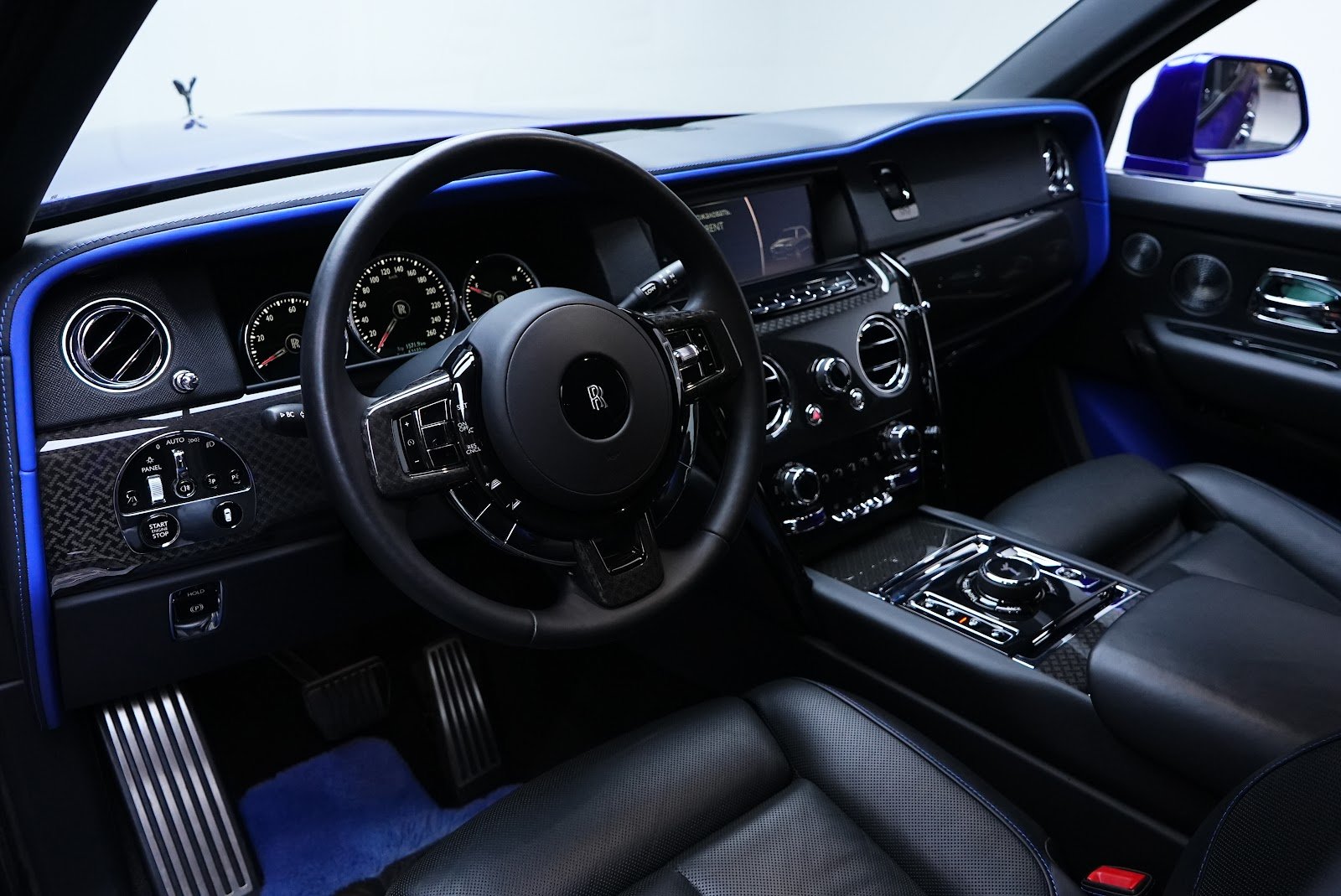 Rent Rolls-Royce Cullinan Black Badge in Dubai photo 4
