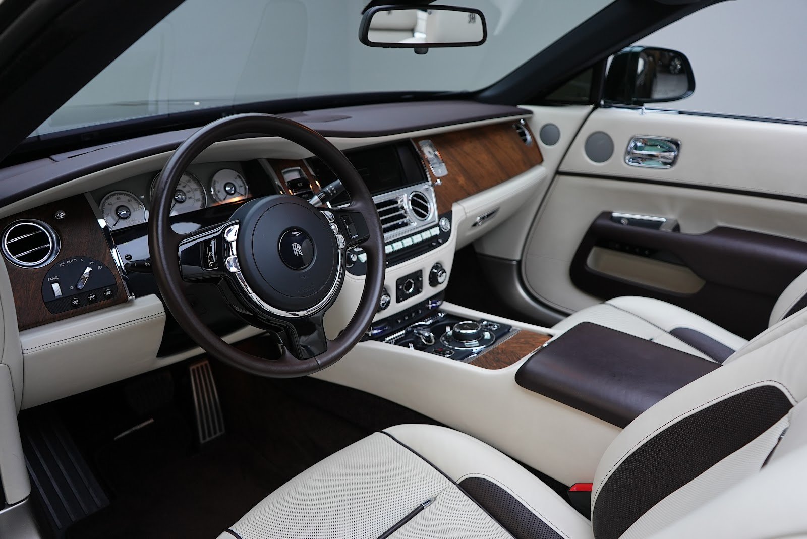 Rent Rolls-Royce Dawn in Dubai photo 3
